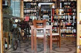Melhor Serviço de Vinhos em Restaurante de Rua Veneza, Albufeira O restaurante Veneza é a Meca de todos os enófilos, quando se trata de saciar a fome na companhia de um vinho de qualidade a bom preço.