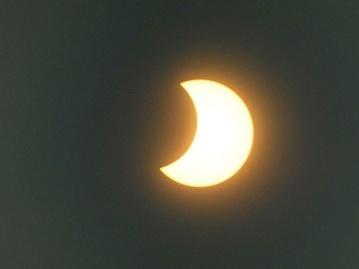 instantes antes da totalidade, as únicas partes visíveis do Sol são aquelas que brilham através de pequenos vales na borda