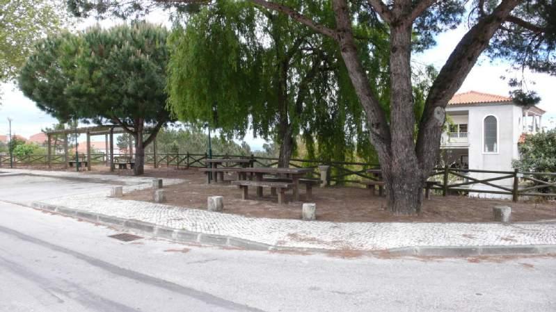 PARQUE DE MERENDAS DA CHAINÇA Área: 718 m 2 (cálculo aproximado). Coordenadas: 39º 39' 58,67'', norte, 8º 42' 31,86'', oeste, e 399 metros de altitude. Acesso: Rua Nossa Senhora de Fátima (EM1.