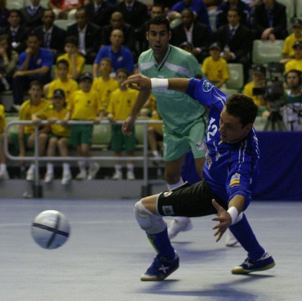 Posturas de Prontidão Desportiva no Guarda-redes de Futsal Posturas de prontidão desportiva são posições adoptadas pelos guarda-redes