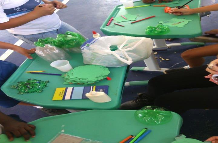 realizadas Eco oficinas com arte sobre papel reciclado