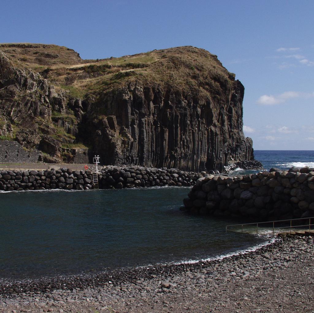 Ribeira do Faial Identificação da Água Balnear Nome da Água Balnear: Ribeira do Faial Código da Água Balnear: PTMK7D Ano de