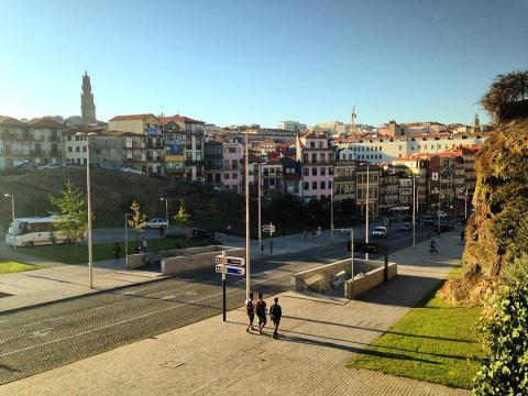 Era longe do centro e eu me sentia extremamente isolado lá. Mesmo convivendo com pessoas tão amáveis, não conseguia me sentir em casa. Não tinha vontade de voltar pra casa depois das aulas.