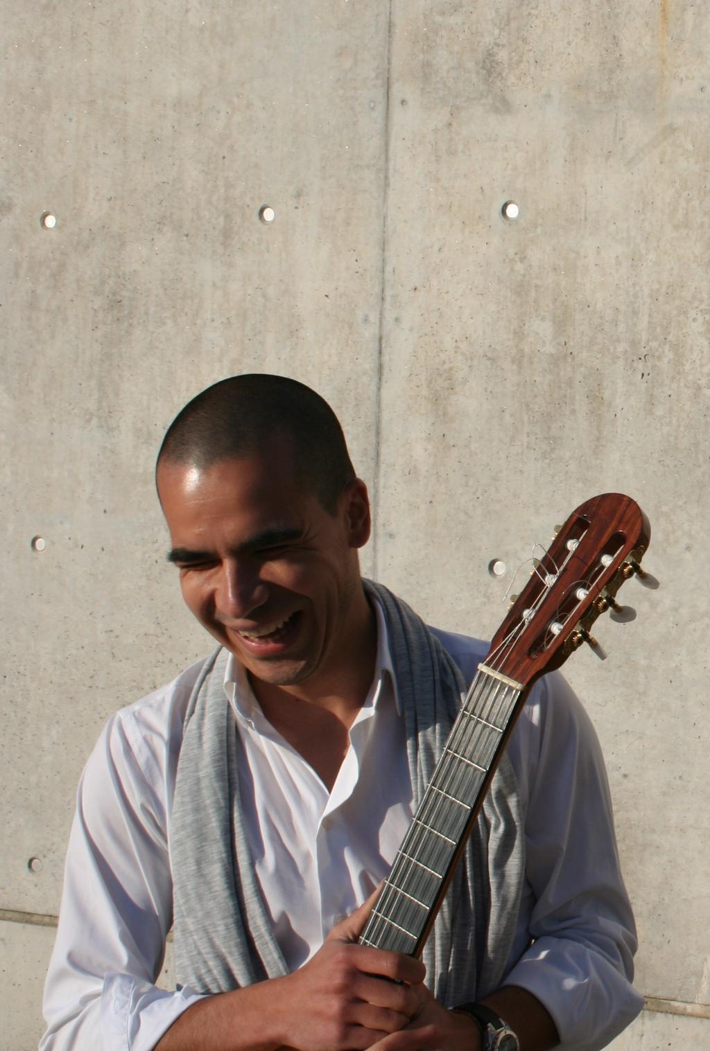 Foto de Nuno Cassola Eduardo Baltar Soares guitarrista diplomado pelo Conservatório Superior de Música de Castilla y León, licenciado em História pela Universidade do Porto e mestre em ensino da