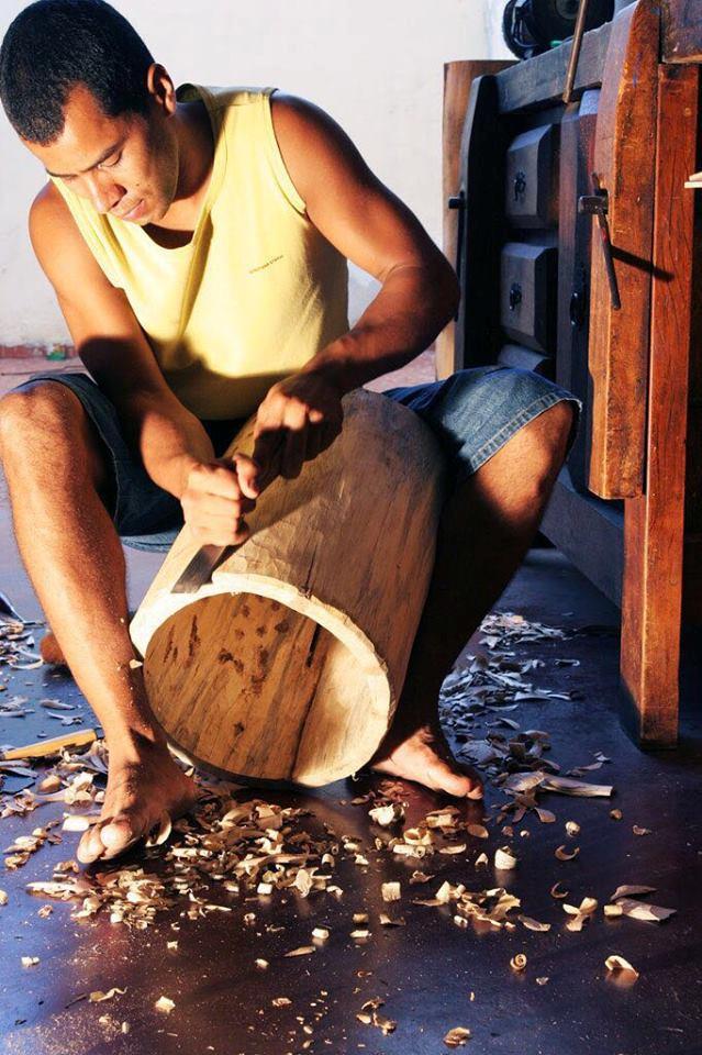 Artesão Treinel Luiz Poeira - Instituto Tambor- SP Em uma roda de capoeira, no Embú (SP), Luiz Poeira aprendeu técnicas de repuxo, pintura, entalhe e afinação do instrumento, tornando-se artesão na