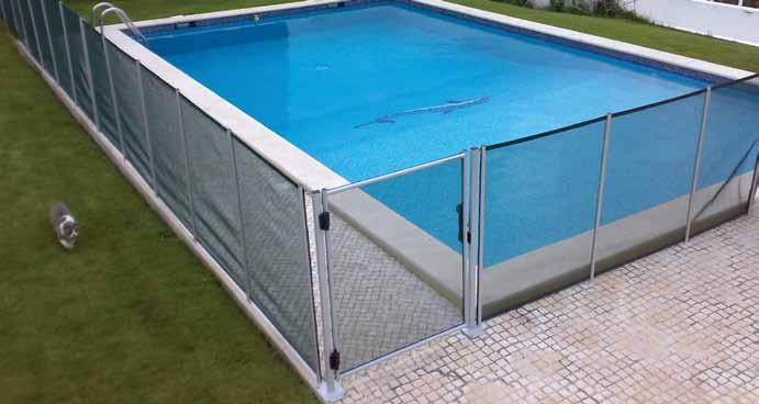 Barreiras de protecção Barreiras de protecção em rede Barreiras amovíveis em rede enrolável que mantêm as crianças e os animais domésticos afastados da piscina.