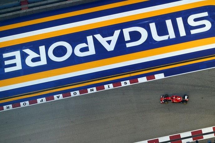 Alemão da Ferrari em ação no treino classificatório GP de Cingapura 2015 (Foto: Getty Images) Largando na primeira fila ao lado do ex-companheiro Vettel, Ricciardo também se mostrou impressionado: A
