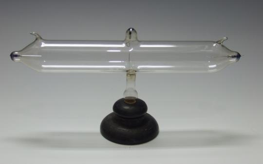 O experimento com o tubo de Crookes o Thomson selou um gás em tubo contendo dois eletrodos (tubo de crookes ou de raios