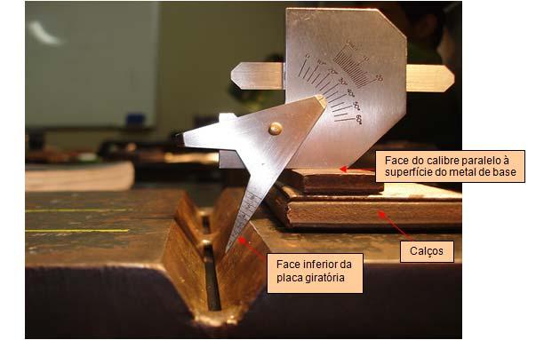 O ângulo do bisel deve ser medido em ambos os componentes da junta com o calibre de solda, dentro da área delimitada.