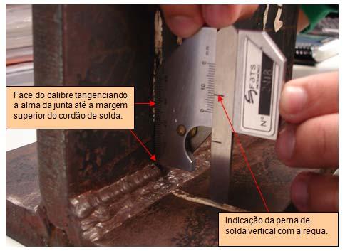 Para mediar perna de solda vertical com a régua do calibre, deve-se posicionar paralelamente o instrumento na