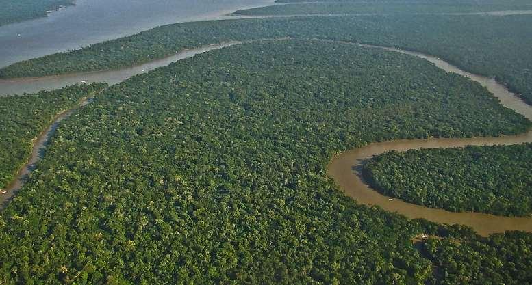 É o clima é tropical semi úmido, que apresenta uma estação seca e outra chuvosa.