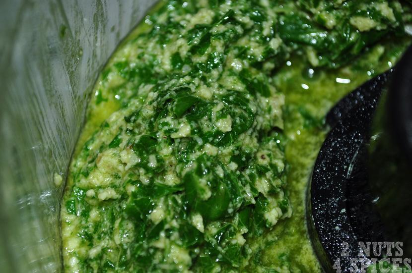 Com o pesto pronto, basta esterilizar dois potes de vidro em água fervente e adicionar o molho.