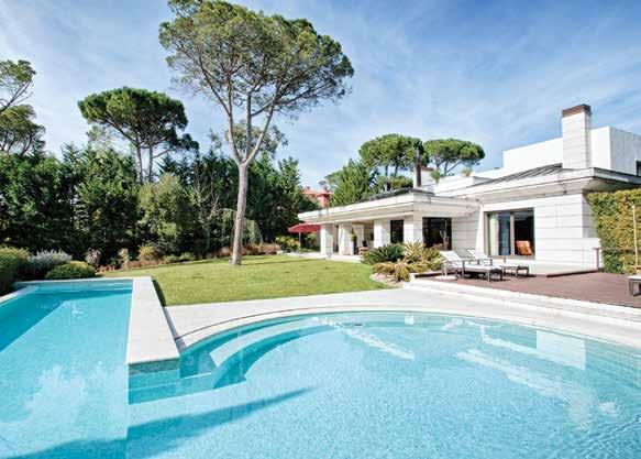 carros A 2 minutos do Golf do Estoril 589 sqm Villa set in condominium located at Quinta Patino, Estoril, referenced local condominium by its quality and exclusivity 4 Suites