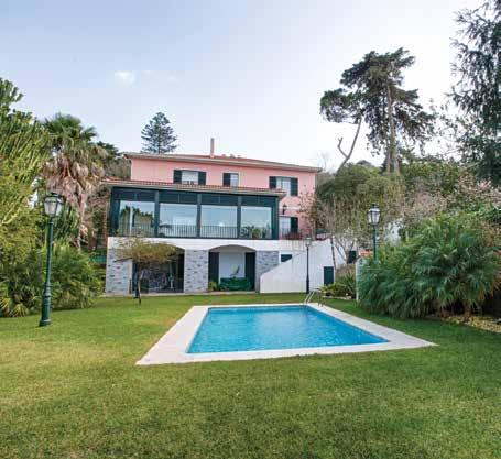 484 sqm Plot 3 Suites Garden with swimming pool Exceptional views over Sintra Renovated 4 years ago Garage for 4 cars 1.900.000 Moradia moderna com 353 m2 Lote de 1.
