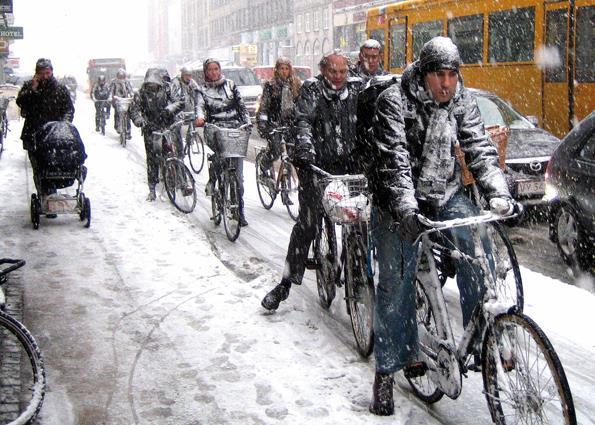 Habitantes de Copenhague de bicicleta no inverno