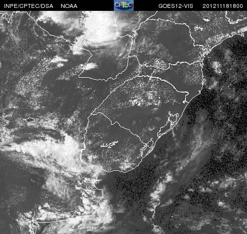 Conforme pode ser observado nas imagens de satélite (Figura 1a e 1b), a nebulosidade fica restrita à região centro-norte do estado, onde já ocorre um aumento gradual de umidade induzido pelo