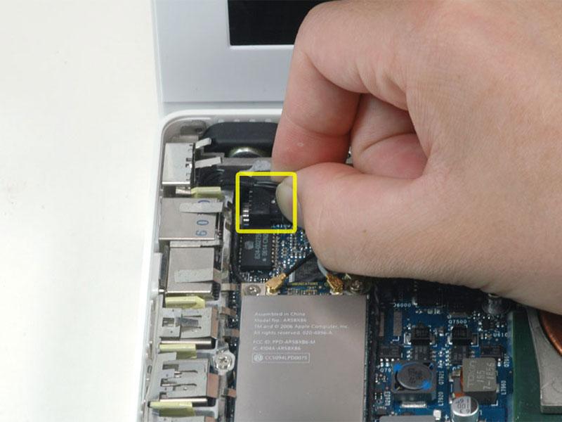 Passo 13 Quadro esquerda I / O Desligue o cabo da placa MagSafe da placa