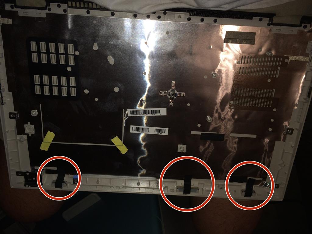 Substituição Toshiba Satellite P55W Hard Drive Passo 2 Fundo removido - ter cuidado com ímãs! A concha inferior tem três ímãs muito fortes.