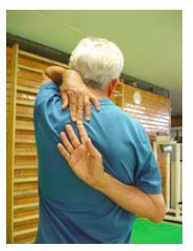 Fonte: Safons e Pereira, 2007. Procedimento: Em pé, o avaliado coloca a mão preferida sobre o mesmo ombro, com a palma e os dedos estendidos, tentando alcançar a parte central das costas.