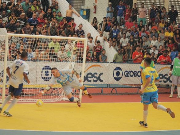 Diante de um ginásio do Sesc de Ceilândia lotado, os goleiros das equipes do