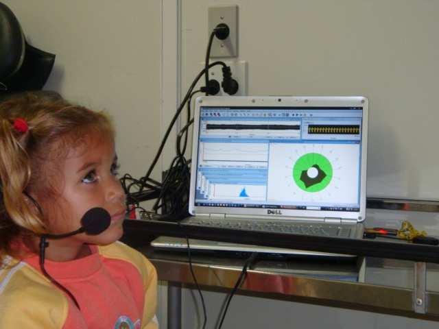 Casuística e Métodos tipo headset foi posicionado na cabeça da criança e conectado à mesa de som (marca Behringer, modelo Xenyx 502, Alemanha).