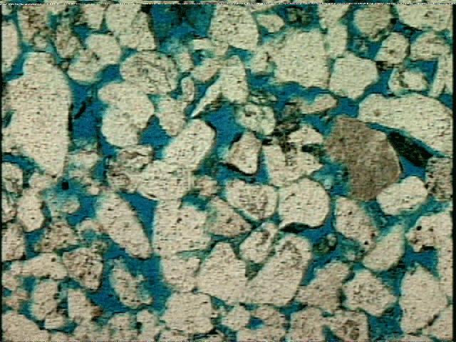 Para tanto, partindo-se de imagens coloridas de seções planas das rochas, obtidas através da observação microscópica de lâminas delgadas, procedeu-se a determinação da distribuição de tamanhos de