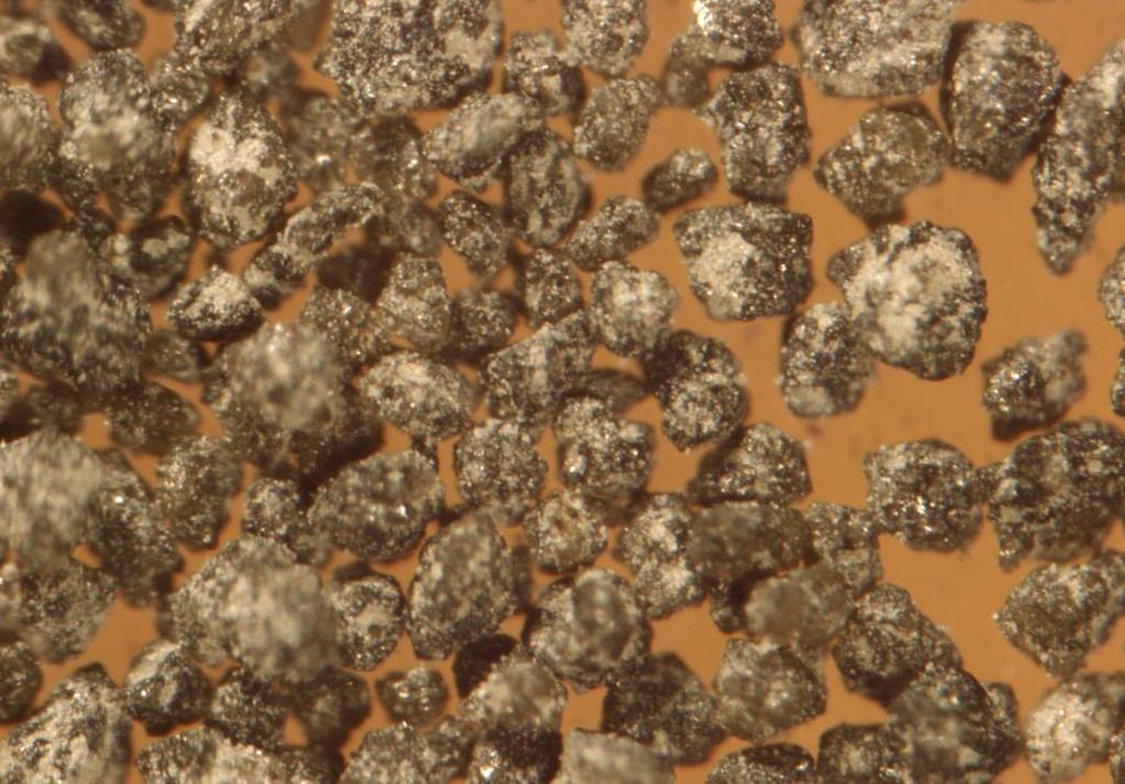 minerais de silicato de cálcio com diferentes dimensões e formas, pequenos cristais de etringite em forma de agulha e porosidades são visíveis, o que difere da estrutura mais homogénea, com cristais