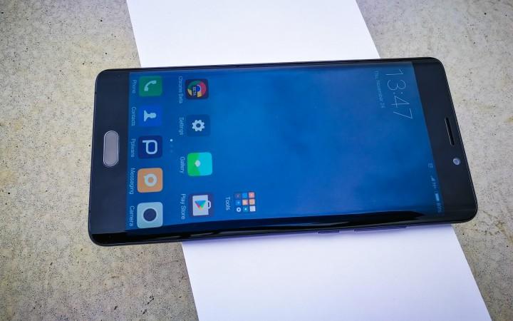 1 - Características gerais O Mi Note 2 é um smartphone dual-sim LTE, totalmente em alumínio, e é o primeiro smartphone da Xiaomi com um ecrã curvo nas duas extremidades laterais.