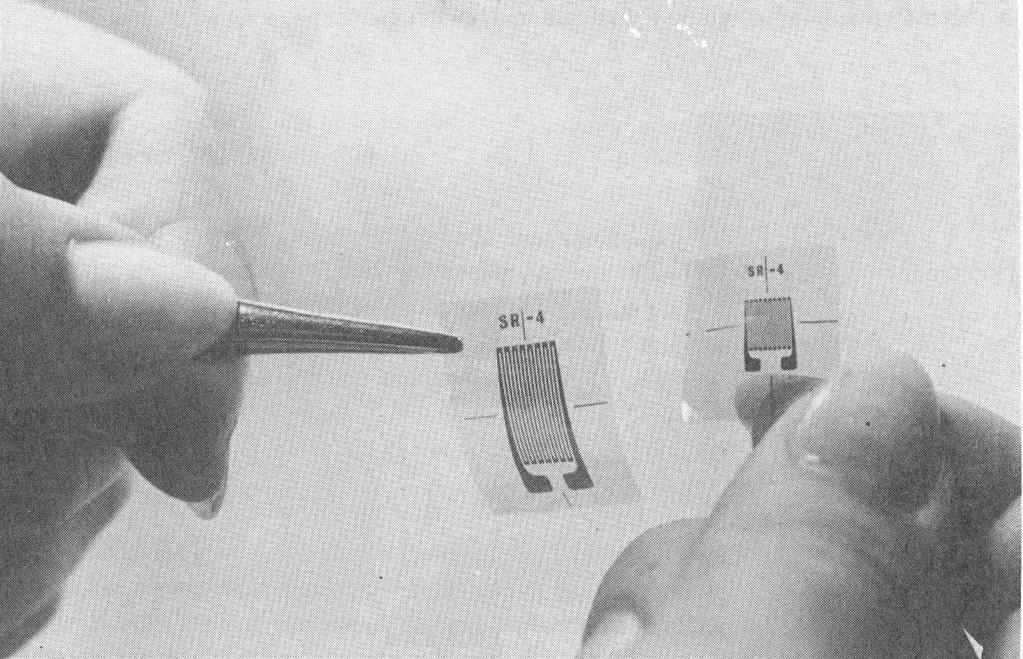 Fg. 6. Extensômetro elétrco de folha consttuído por grelha metálca depostada sobre substrato polmérco, para facltar o manuseo.
