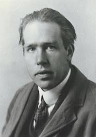 A teoria de Bohr fundamenta-se nos postulados (alguns): Niels Bohr (1885-1962) Prêmio Nobel 1922