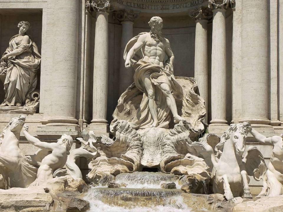 Contrariamente à crença dos primeiros arqueólogos, muitas dessas esculturas foram grandes imagens de terracota policromada, como a Apollo de Veii (Villa Givlia, Roma), mas a superfície pintada de