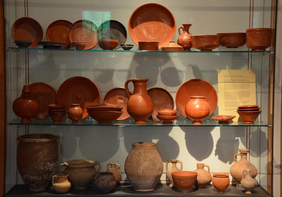 Cerâmica A cerâmica romana antiga não era um produto de luxo, mas uma vasta produção em Terra Sigillata cujas peças eram decoradas com relevos que refletiam a última moda, e forneceu um grande grupo
