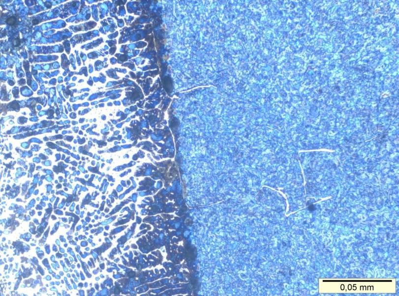 A micrografia do metal de solda mostra uma microestrutura bruta de fusão que consiste em uma estrutura de grãos da fase alfa, na matriz de fase beta retida.