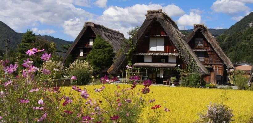 Shirakawago é um vilarejo folclórico considerado Patrimônio Cultural da Humanidade pela UNESCO, devido ao seu estilo e