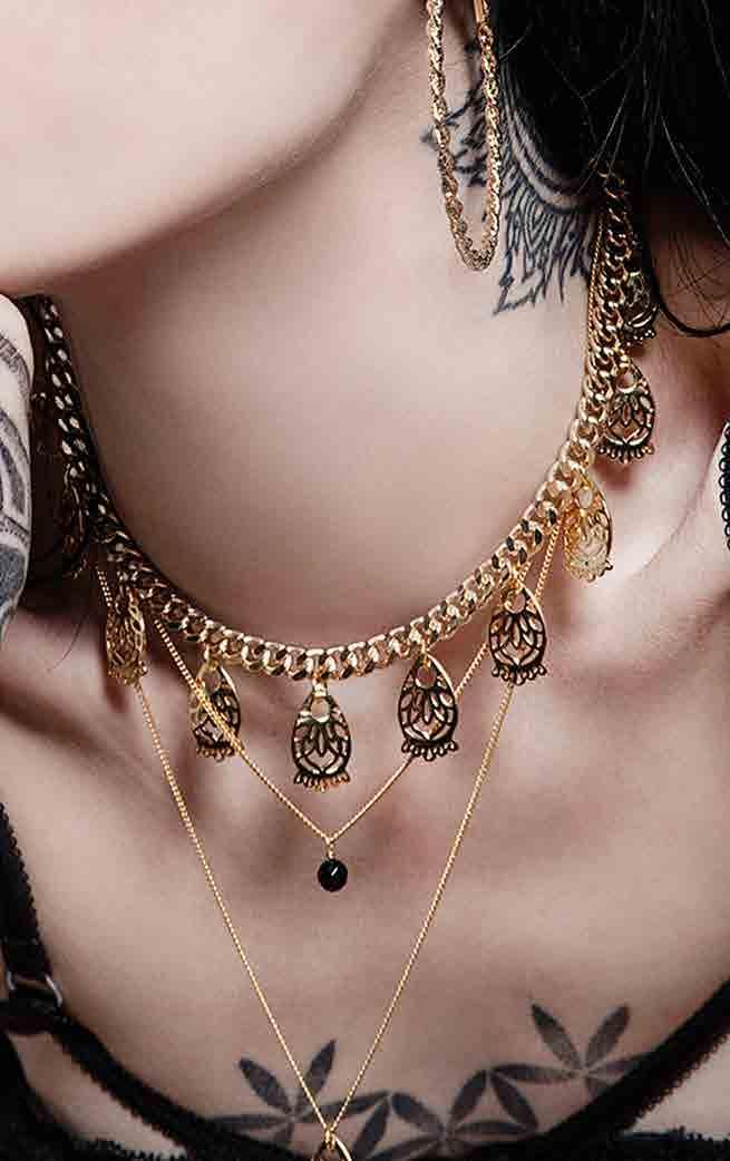 MODA QUE VOCÊ FAZ COLARES Estes colares curtos, misturam peças delicadas e imponentes, formando um