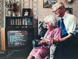 Primeiro sistema de compras Online B2C 1984 Senhora Jane Snowball de 72 anos realizou a primeira compra Online na cidade de Gateshead, Reino Unido.