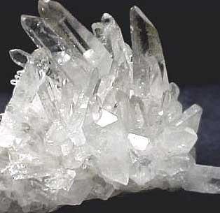 Cristal: sólido poliédrico limitado por faces planas (exprime um