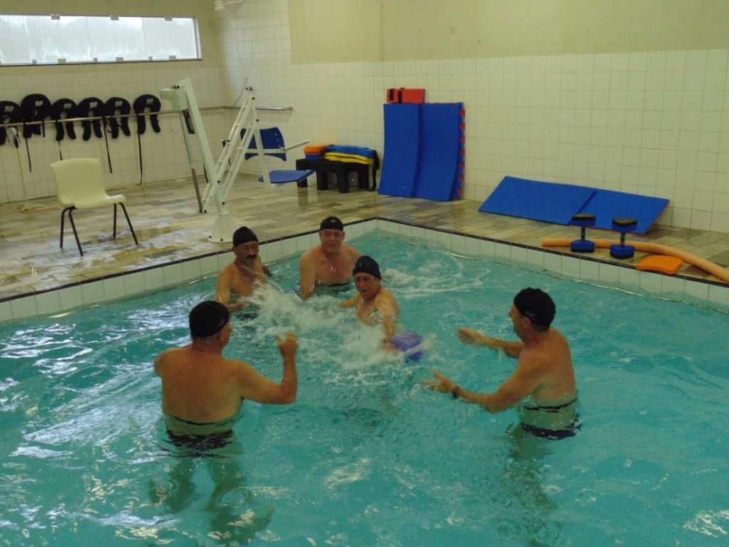 43 Figura 16: Ilustração dos voluntários durante a fase de jogos aquáticos adaptados na etapa principal do condicionamento físico.