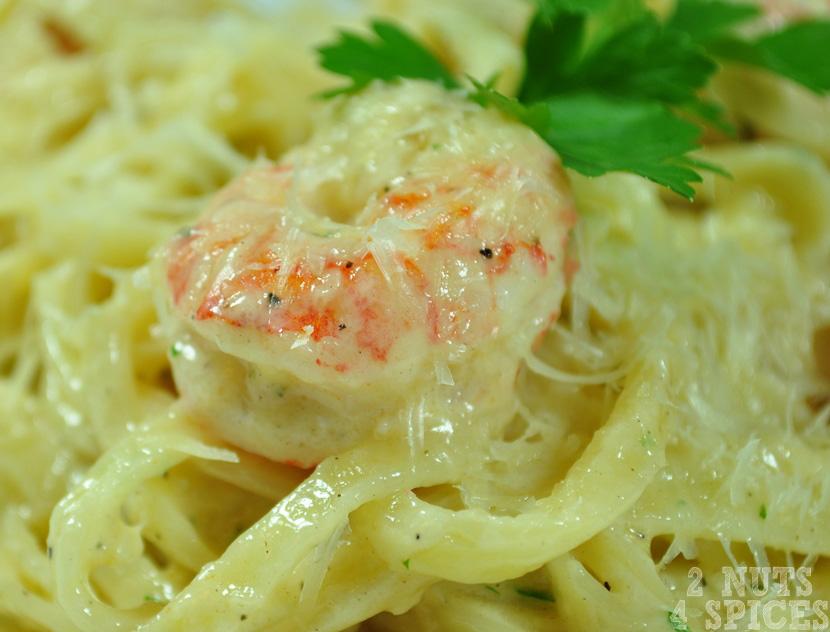 Não há motivos para não fazer Fettuccine Alfredo em casa, pois é muito, mas muito fácil e o resultado é simplesmente incrível (vou confessar que meu estômago roncou diversas vezes enquanto eu montava