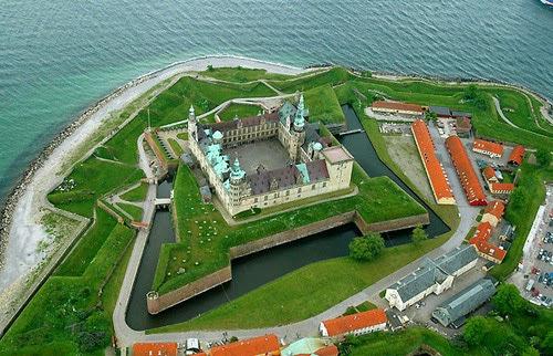 de Christianborg e o Palácio Real. Neste dia, sugerimos uma visita ao parque Tivoli, que fica no coração da cidade (não incluído). Hospedagem em Copenhague.