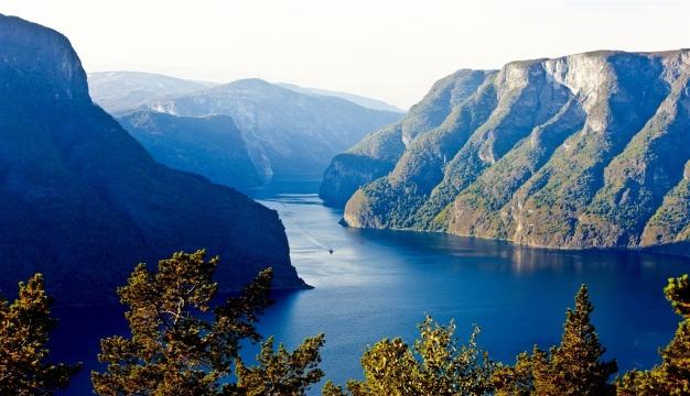 catarata de mais de 180 metros, a qual no fim do verão apresenta um volume significativamente menor de água.