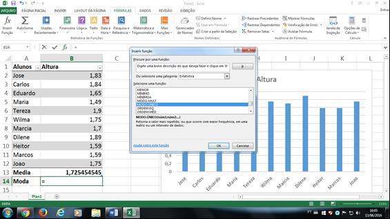 Abra um parêntese e selecione todas as células que contém a informação necessária (valores de alturas) feche o parêntese e clique enter. Figura 5. Passo a passo para calcular a moda.