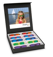 Óculos de sol para criança Conjunto de óculos de sol para criança com mostruário de apresentação 3 Disponível em 2 tamanhos Cores: cinza; fúcsia; azul; verde claro; roxo Tamanhos: M e S Inclui caixa