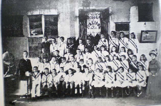 309 funcionasse uma escola. (PINTO R.A., PONTES T. L., 1911, p. 48). (Grifo nosso).