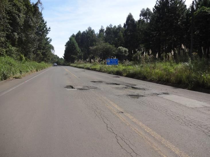 Figura 26: km 20,6 - Situação da pista Figura 27: km 21,5 - Afundamentos e recalques na pista V.