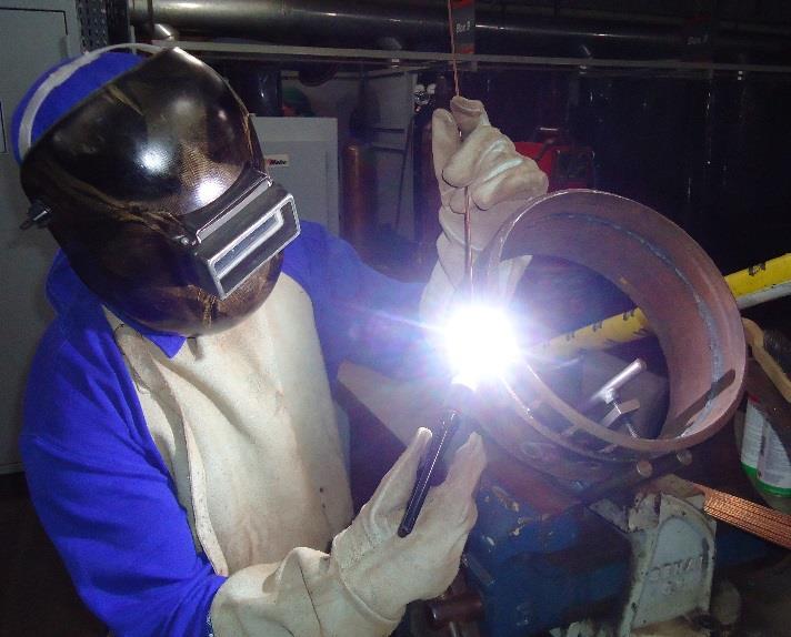 carbono, montando e preparando o equipamento de soldagem e de acordo com legislação pertinente, procedimentos e normas técnicas, de qualidade, de preservação ambiental, de saúde e segurança.