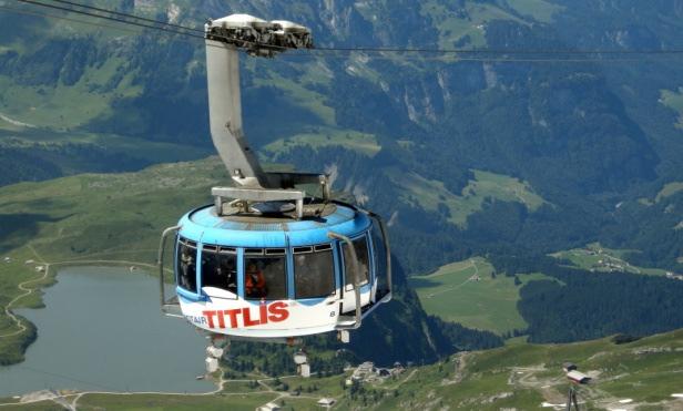 Saída em direção à mundialmente famosa estação de inverno de Interlaken e continuação para a bela vila de Grindelwald.