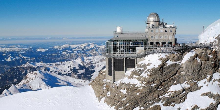 gelo para admirar a neve no cume das montanhas, mesmo durante o verão europeu. No final da visita, retorno a Grindelwald.