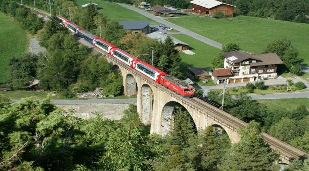 Saída para embarque no Glacier Express, um trem panorâmico que faz uma fantástica jornada pelos Alpes, passando por 291 pontes, 91 túneis e dezenas de lindos vilarejos com destino a St. Moritz.