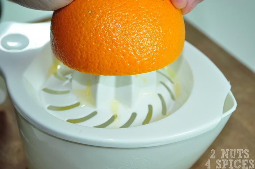 O primeiro passo é espremer as laranjas para remover o seu suco.